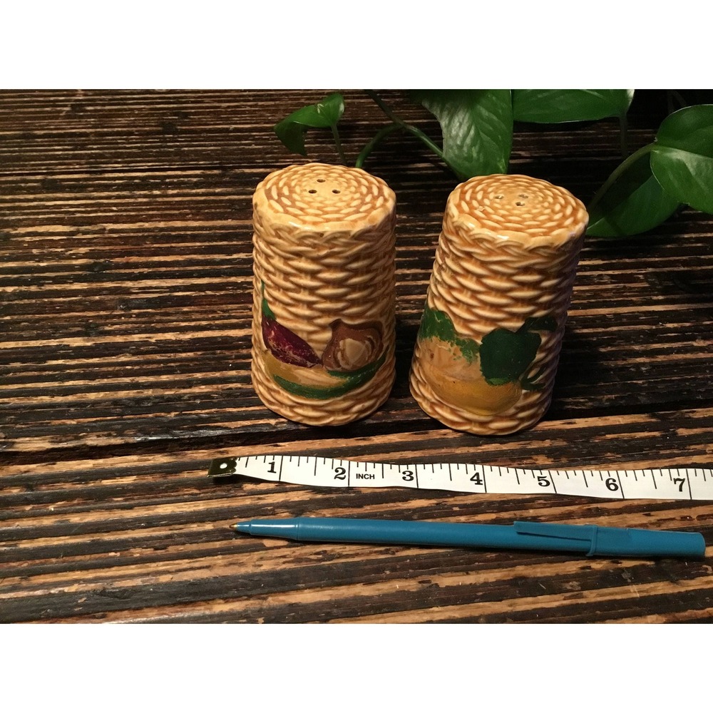 Shabby Chic Woven Basket Like Designs Salt and Pepper Shakers.